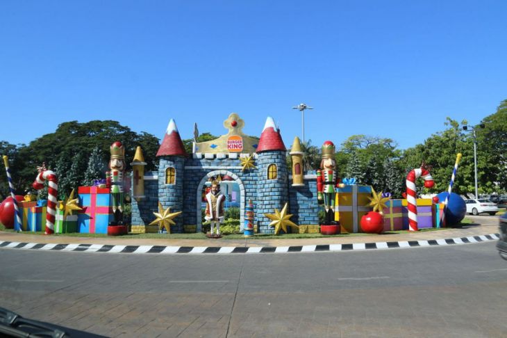 Instalan adornos navideños en avenidas y glorietas de Mérida